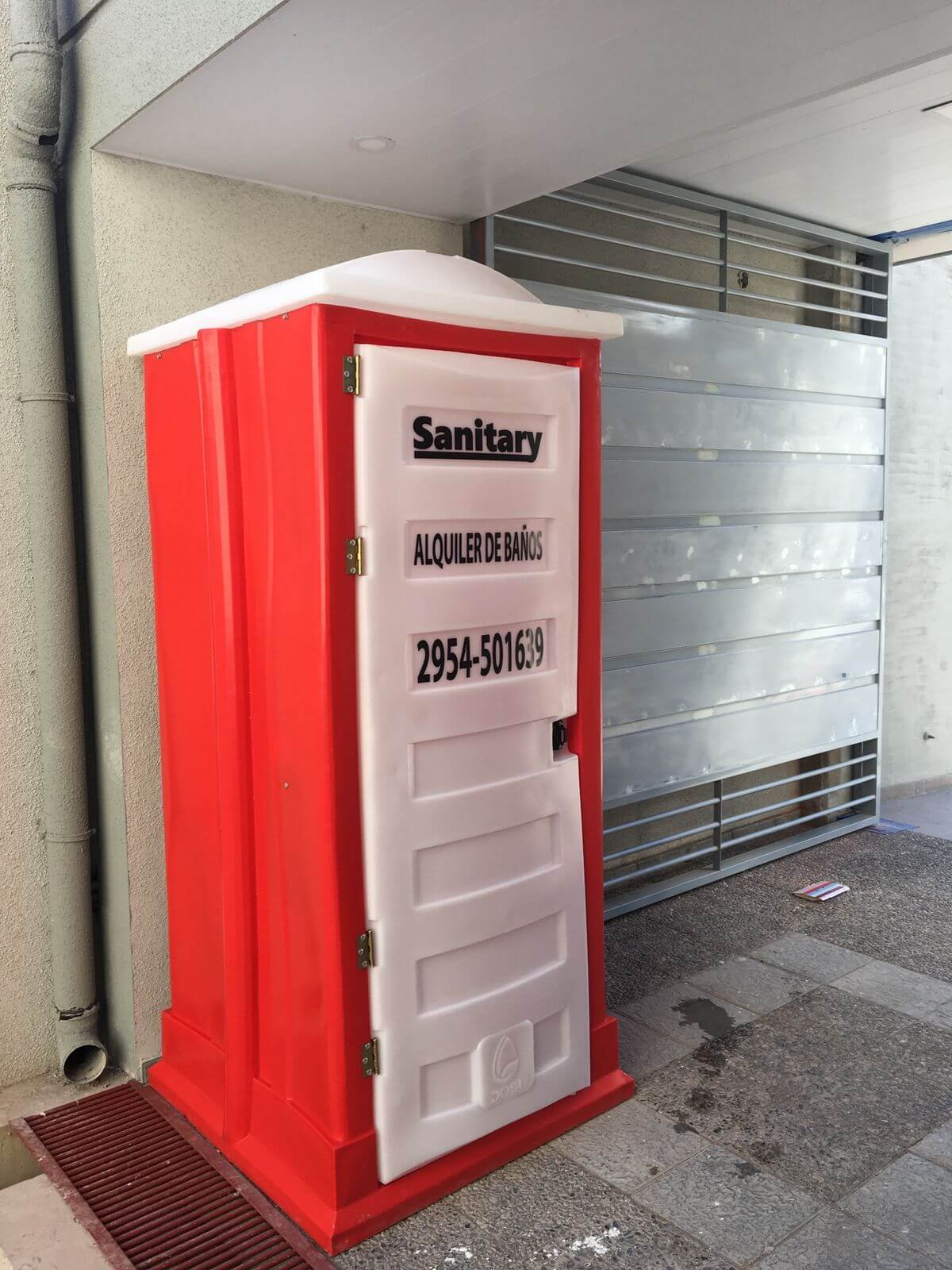Baño químico Sanitary rojo instalado en una obra